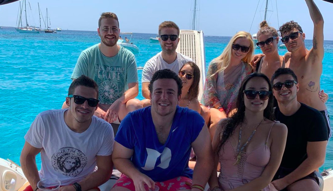 Aless Lequio y Carolina Monje junto a su grupo de amigos de vacaciones en Ibiza / INSTAGRAM