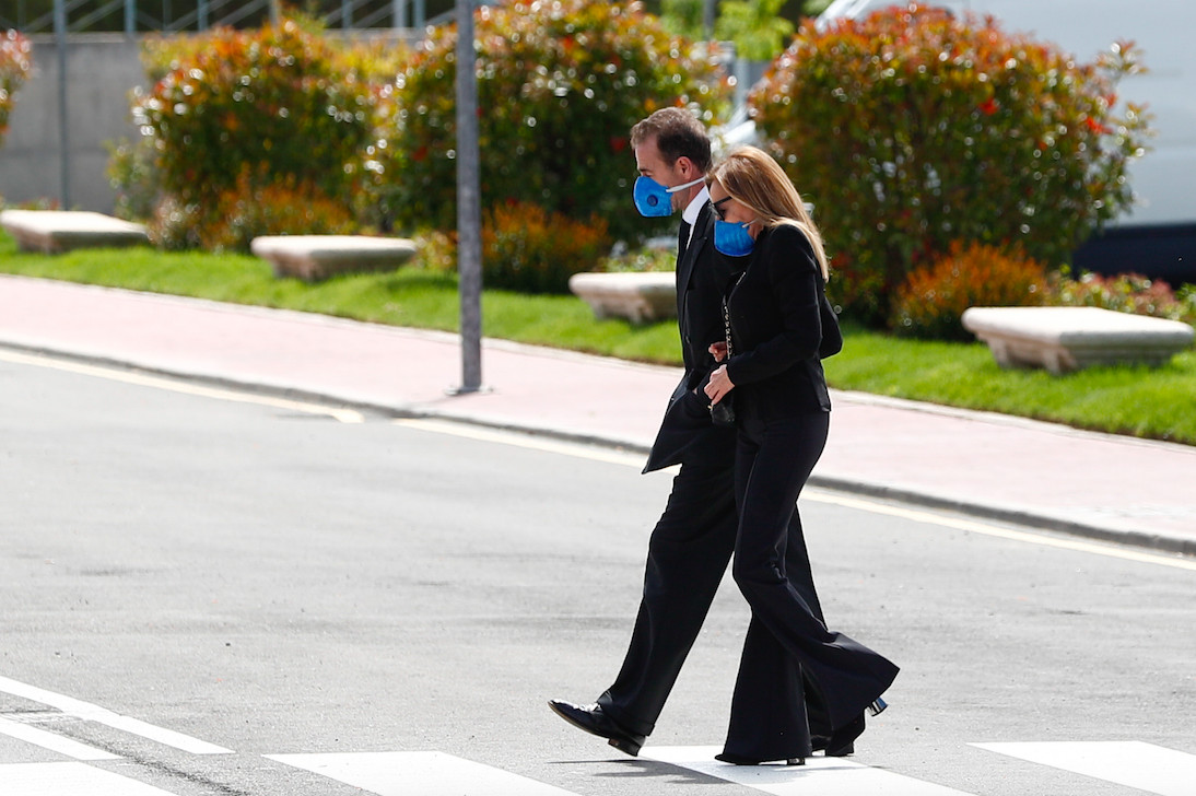 Ana Obregón y Alessandro Lequio llegando al tanatorio de La Paz vestidos de negro / AGENCIAS