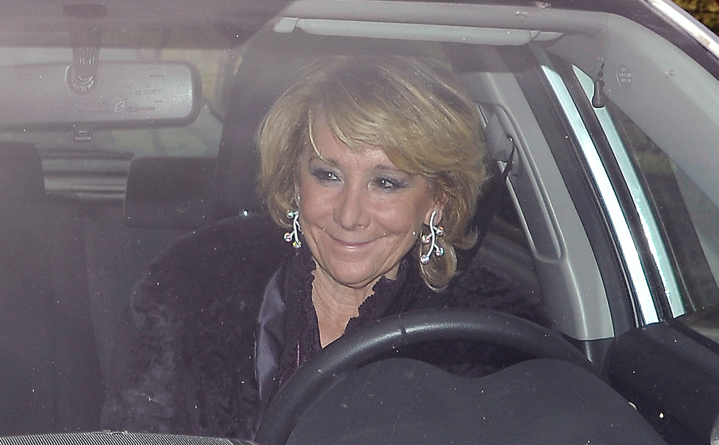 Esperanza Aguirre conduciendo su coche por las calles de Madrid / AGENCIAS