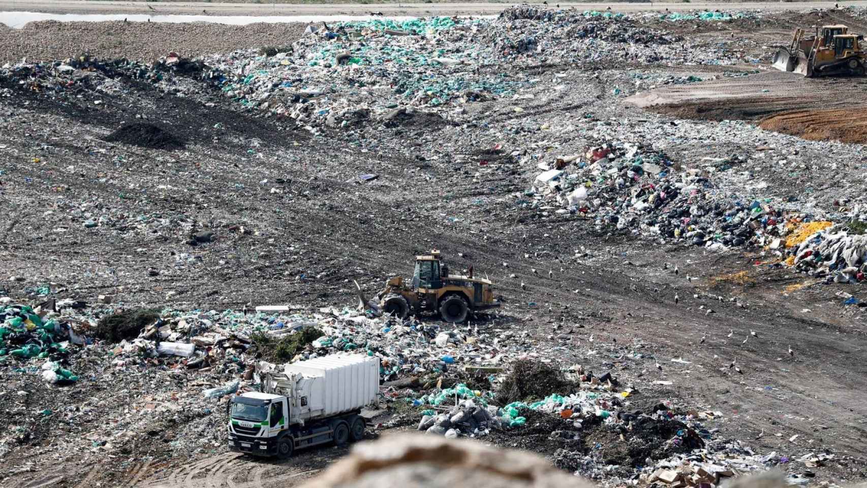 Un camión de basura en un vertedero / EFE