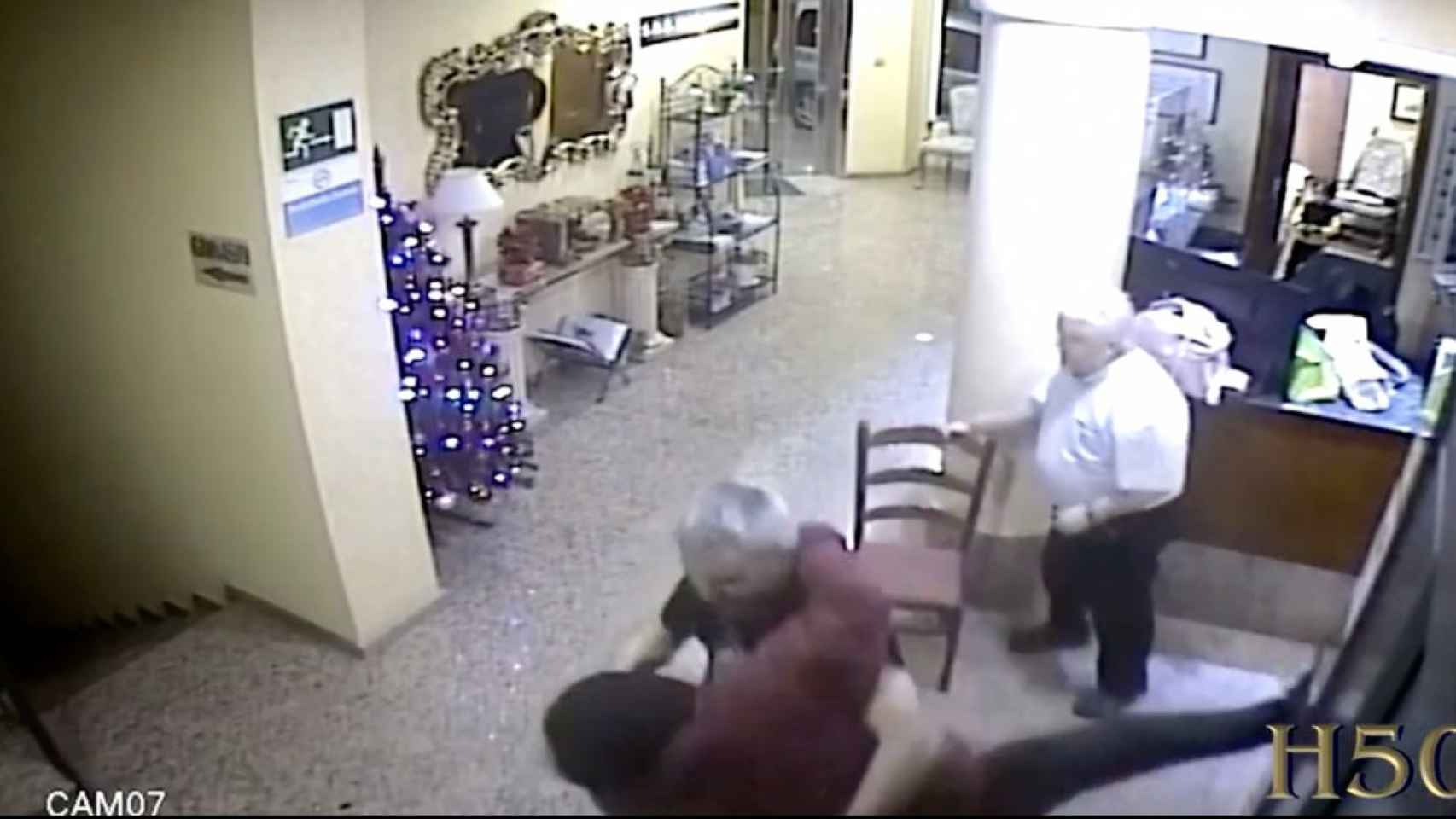 El dueño de un hotel da una paliza a un ladrón que amenazó a su padre con un cuchillo / REDES