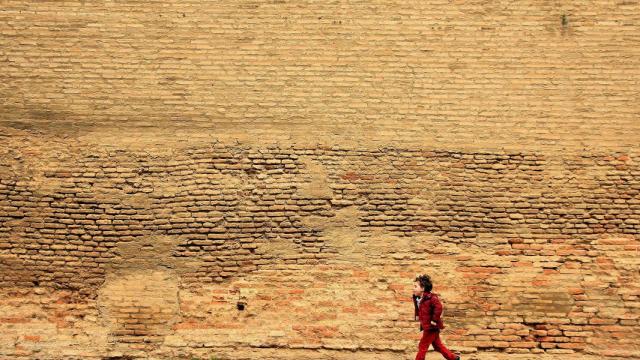 Un niño corre por la calle / CG
