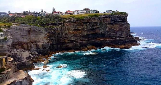 Los acantilados Diamond Bay, desde donde cayó la 'influencer' / YOUTUBE