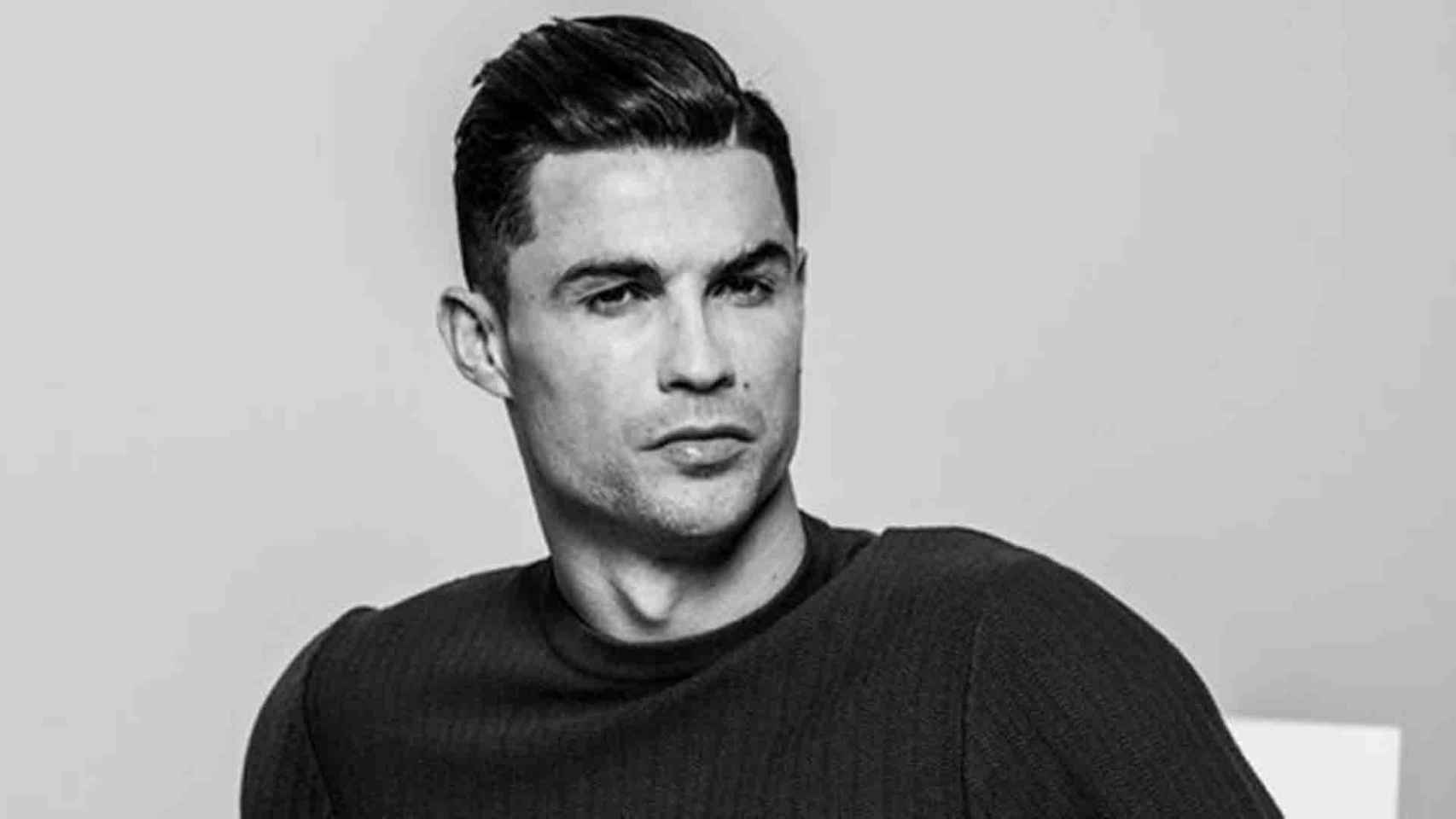 Cristiano Ronaldo posa para su firma