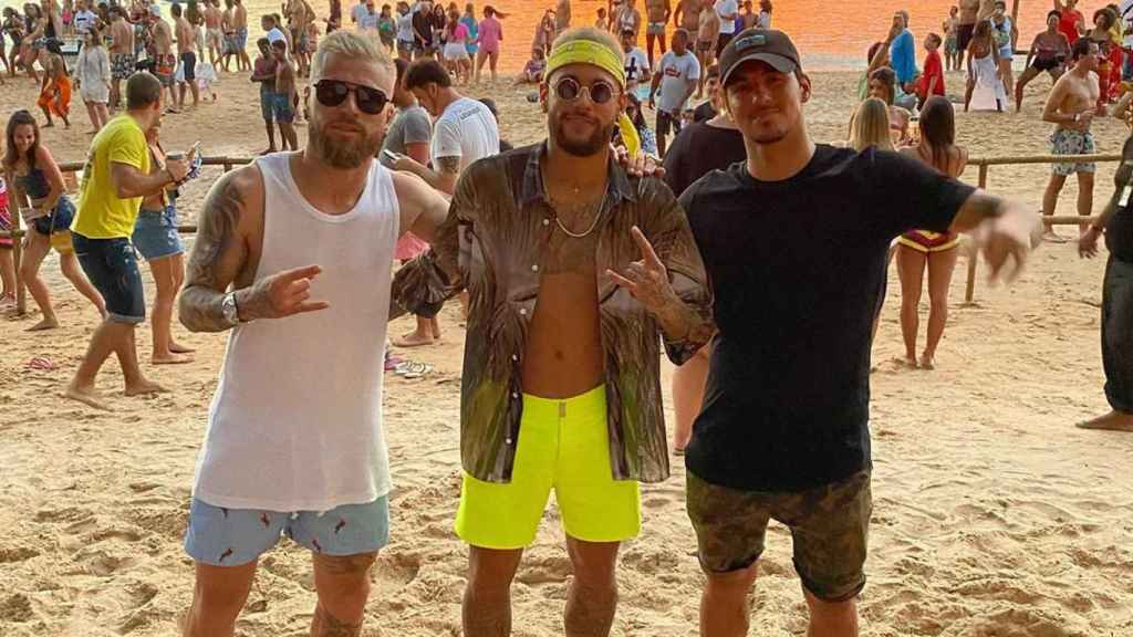 neymar y su fiesta en la playa