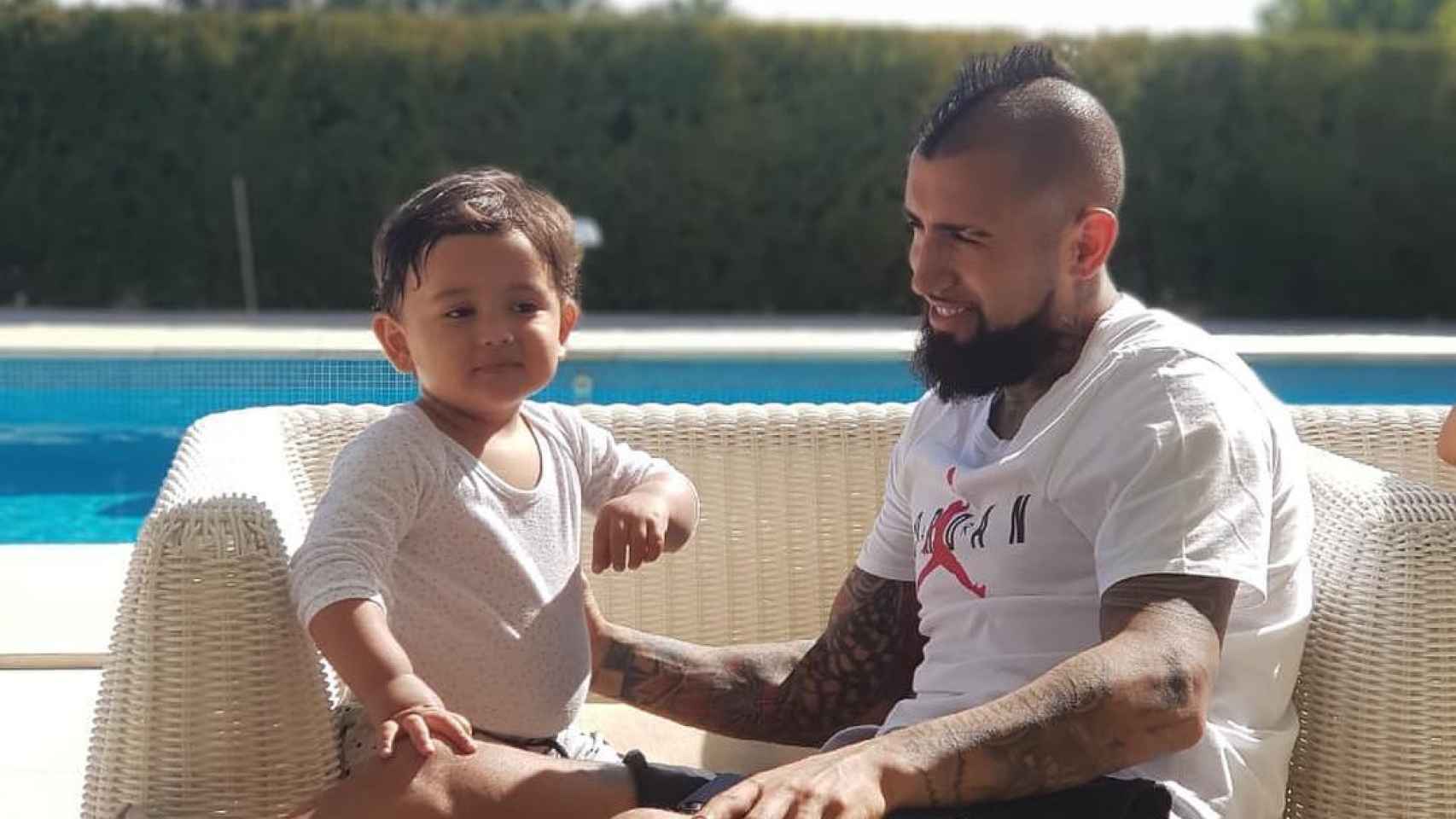 Arturo Vidal con el pequeño Emiliano / INSTAGRAM