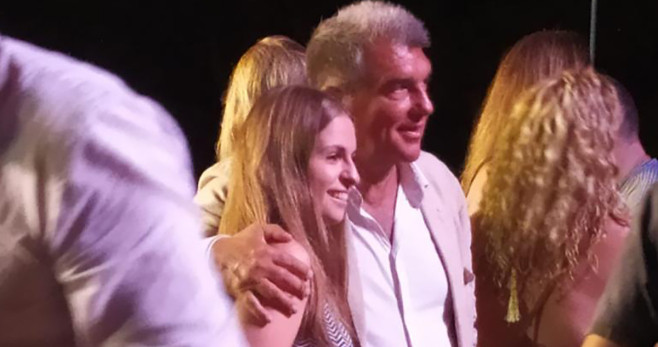 Joan Laporta, fotografiándose junto a una aficionada en el Festival de Cap Roig / REDES