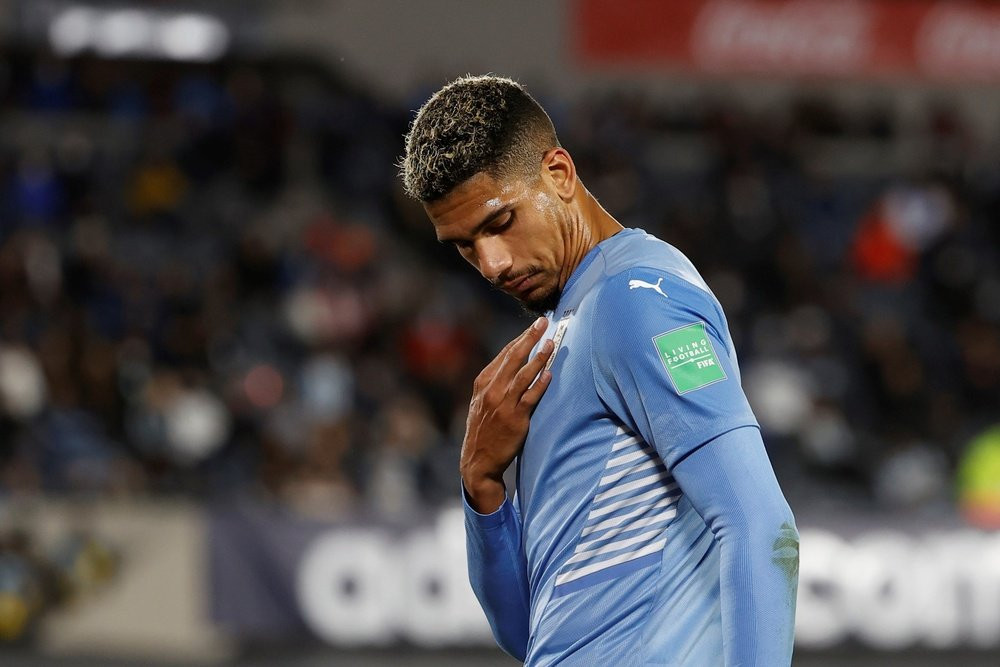 Ronald Araujo se toca el escudo de Uruguay / EFE