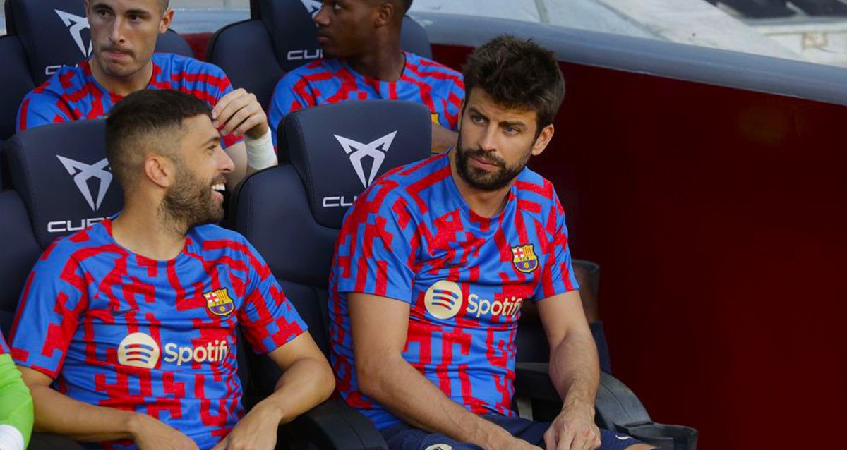 Gerard Piqué y Jordi Alba, en el banquillo del Barça / REDES