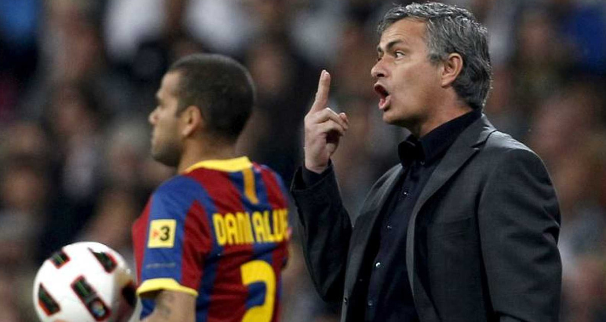 José Mourinho, dando indicaciones en su etapa en el Real Madrid, con Dani Alves en el fondo / EFE