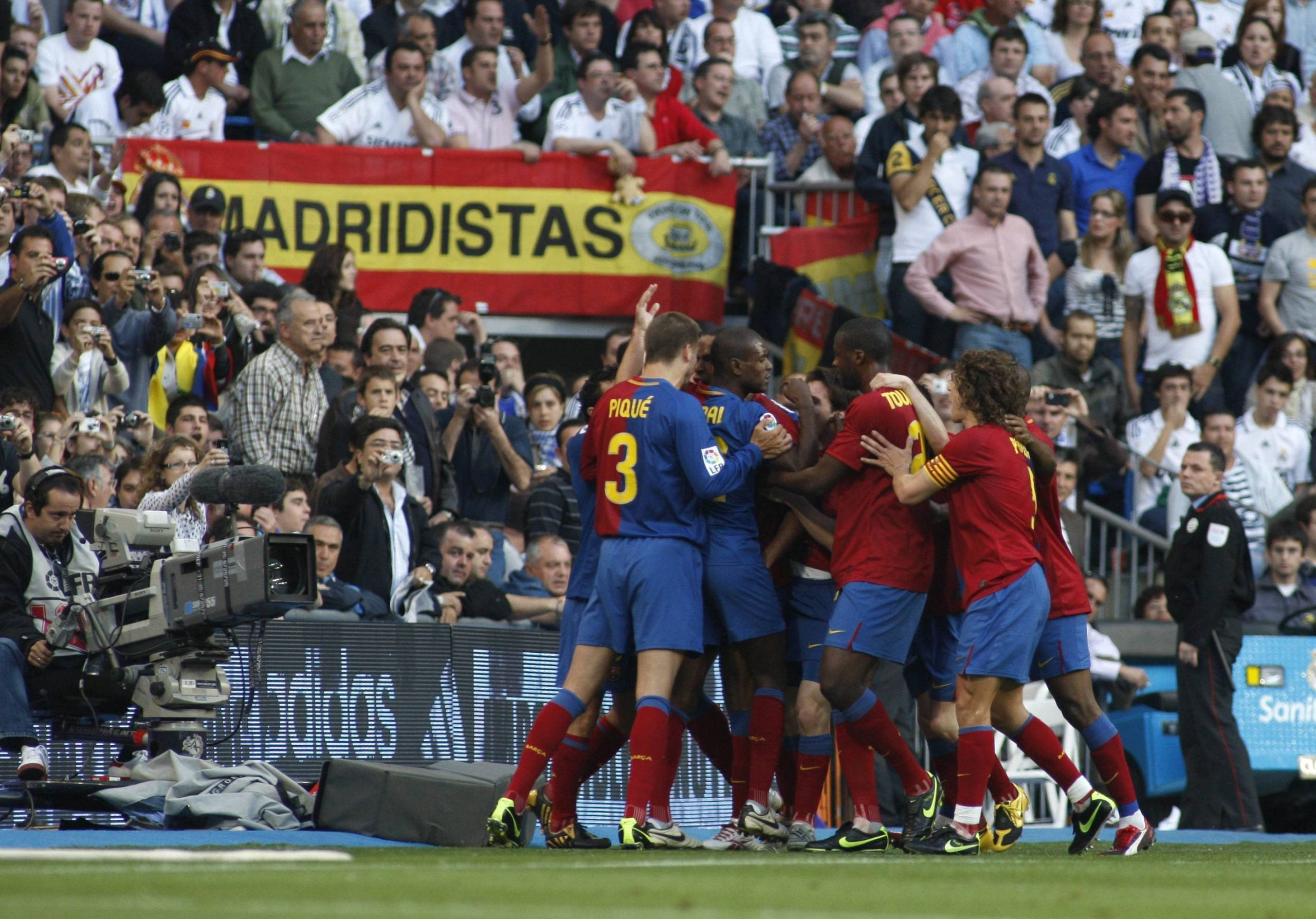 Los jugadores del Barça celebrando el 2-6 en el Bernabéu / EFE