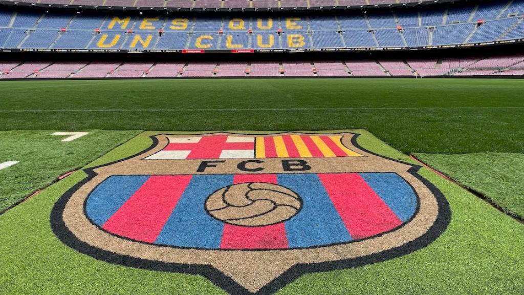 Césped del Camp Nou con el escudo del Barça / REDES