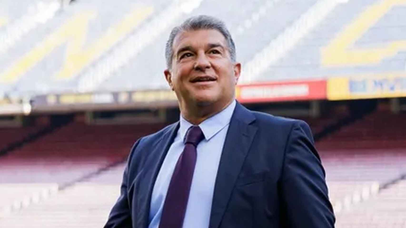 Joan Laporta, atento, observando a las gradas del Camp Nou / FCB