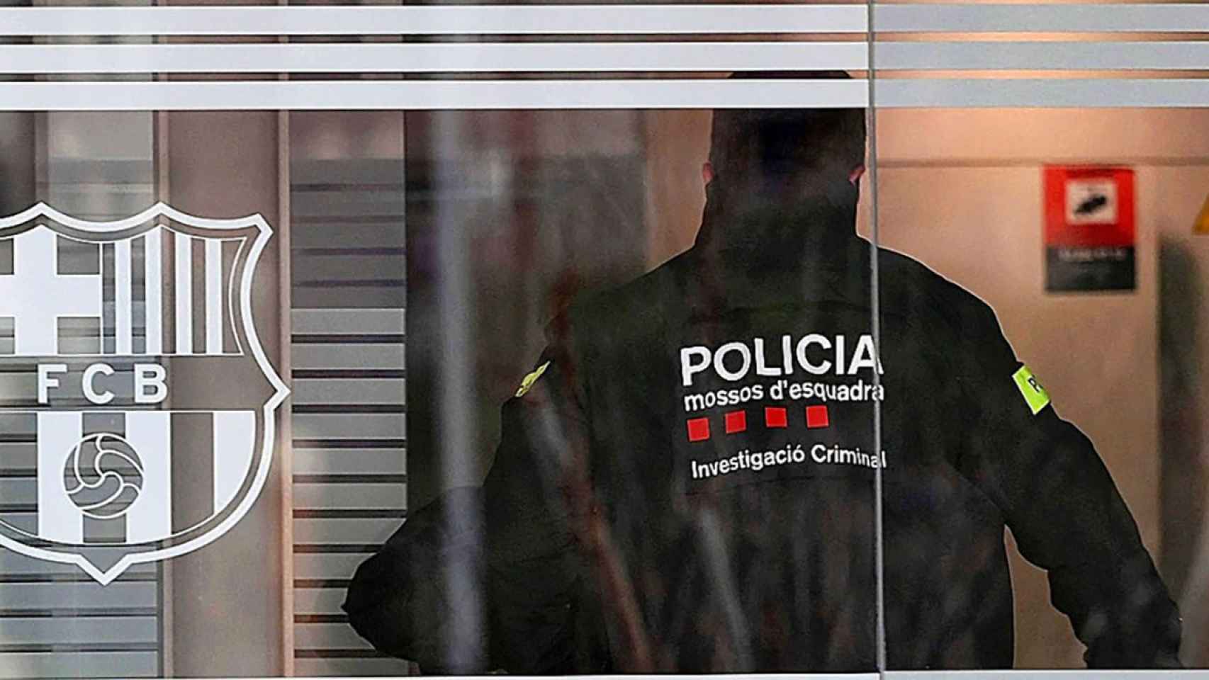 Los Mossos d'Esquadra, entrando en las oficinas del Barça / REDES