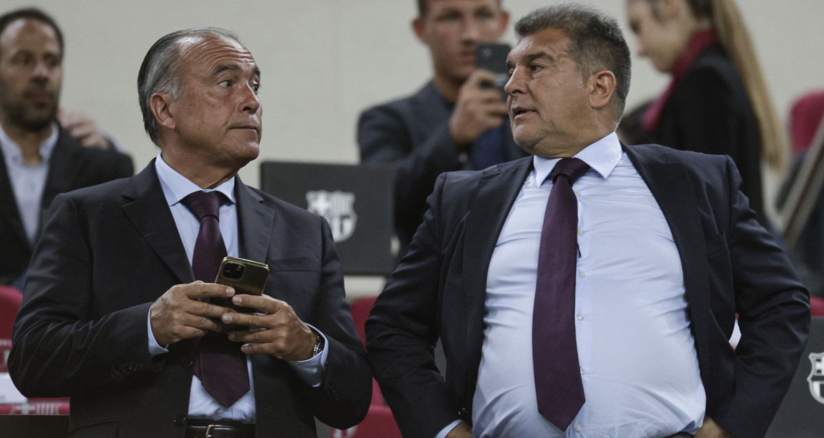 Joan Laporta, junto a Rafa Yuste, en el palco del Camp Nou en un partido del Barça / EFE