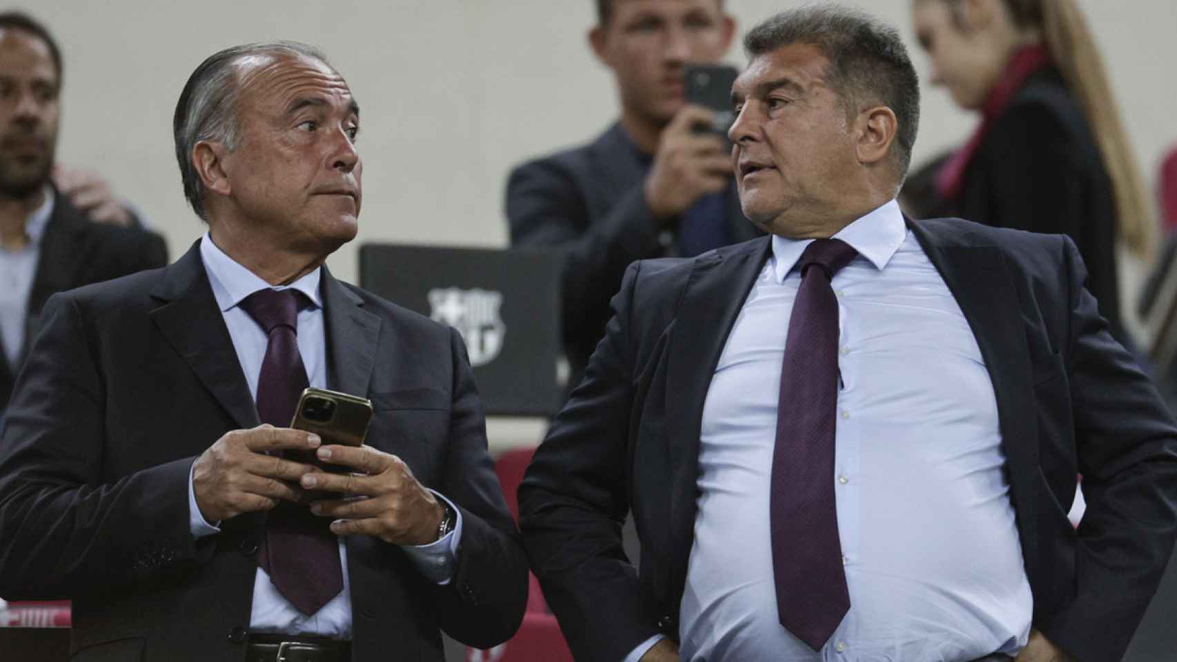 Joan Laporta, junto a Rafa Yuste, en el palco del Camp Nou en un partido del Barça / EFE