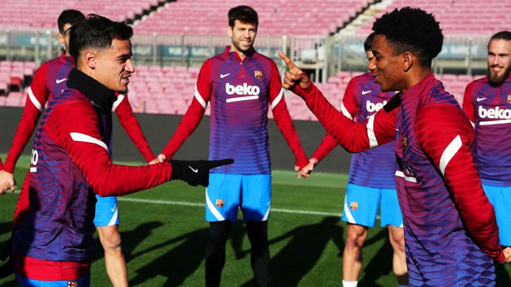 Philippe Coutinho juega a 'piedra, papel o tijera' con Alejandro Balde en un amistoso / FCB