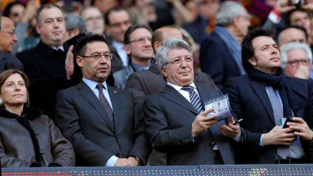 Josep Maria Bartomeu y Enrique Cerezo, separados por Griezmann / EFE