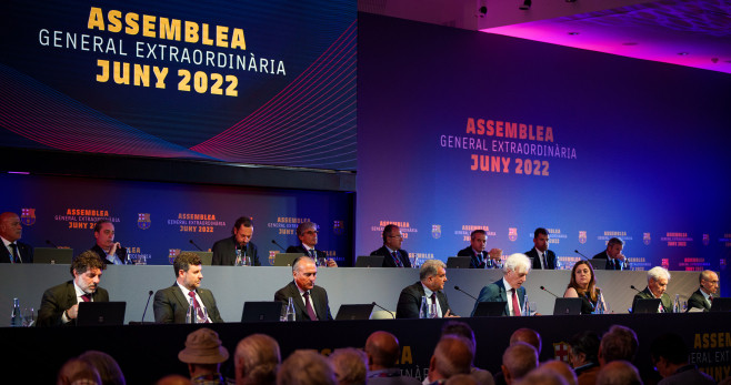 La junta directiva, en la asamblea de compromisarios extraordinaria para aprobar las palancas económicas (BLM y derechos de TV) en junio de 2022 / FCB