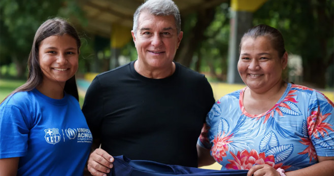 Joan Laporta posa con algunos refugiados y la camiseta del FC Barcelona / FCB