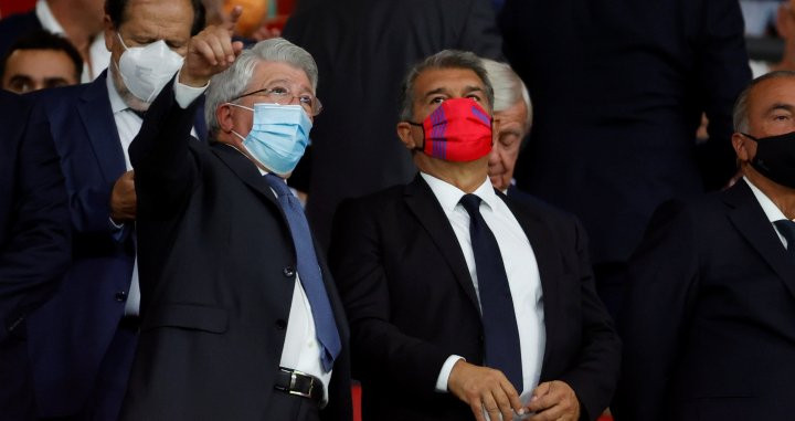 Laporta en el palco del Wanda Metropolitano con Cerezo / EFE