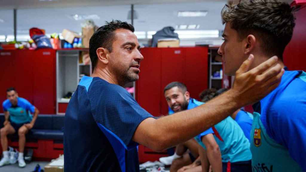 Xavi Hernández, saludando a Gavi en el vestuario del Barça / FCB