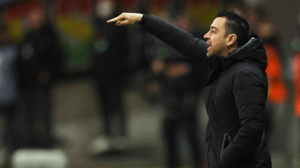 Xavi Hernández da instrucciones a los futbolistas del Barça en Frankfurt / EFE