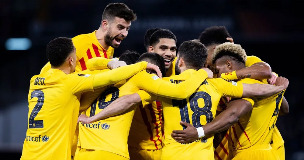 El Barça, unido, celebrando el triunfo contra el Nápoles en la Europa League / FCB