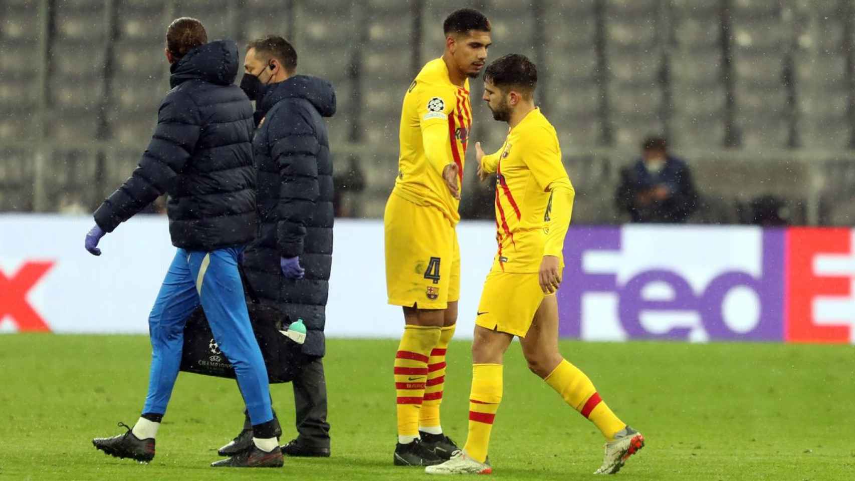 Jordi Alba se marcha lesionado y saluda a Araújo Barça / FCB