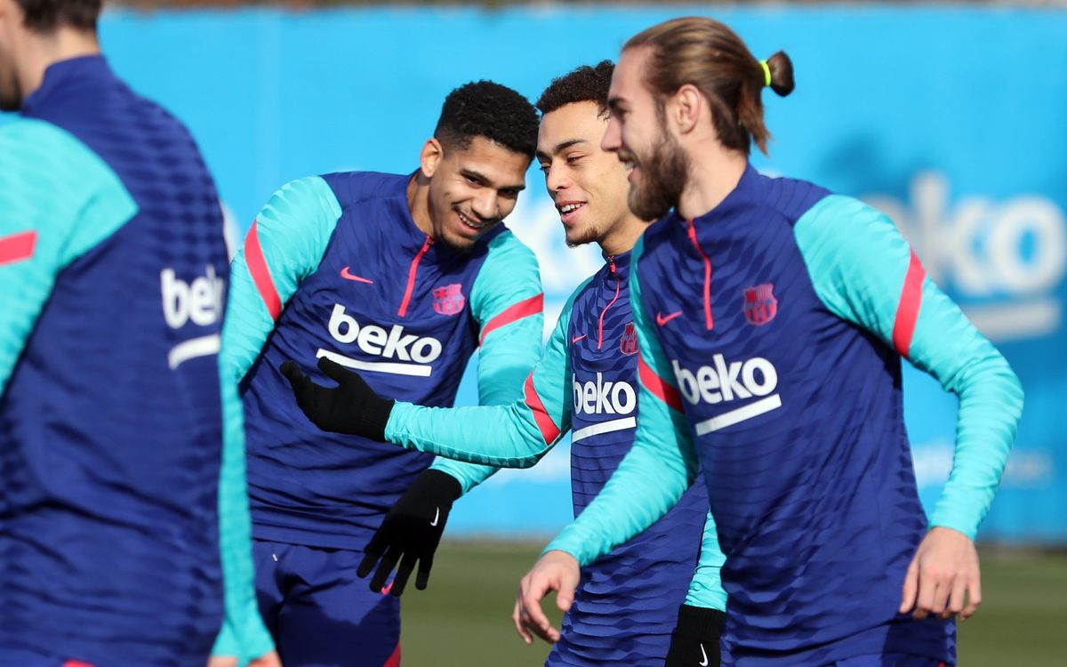 Sergiño Dest, con Araujo y Mingueza en un entrenamiento del Barça / FCB