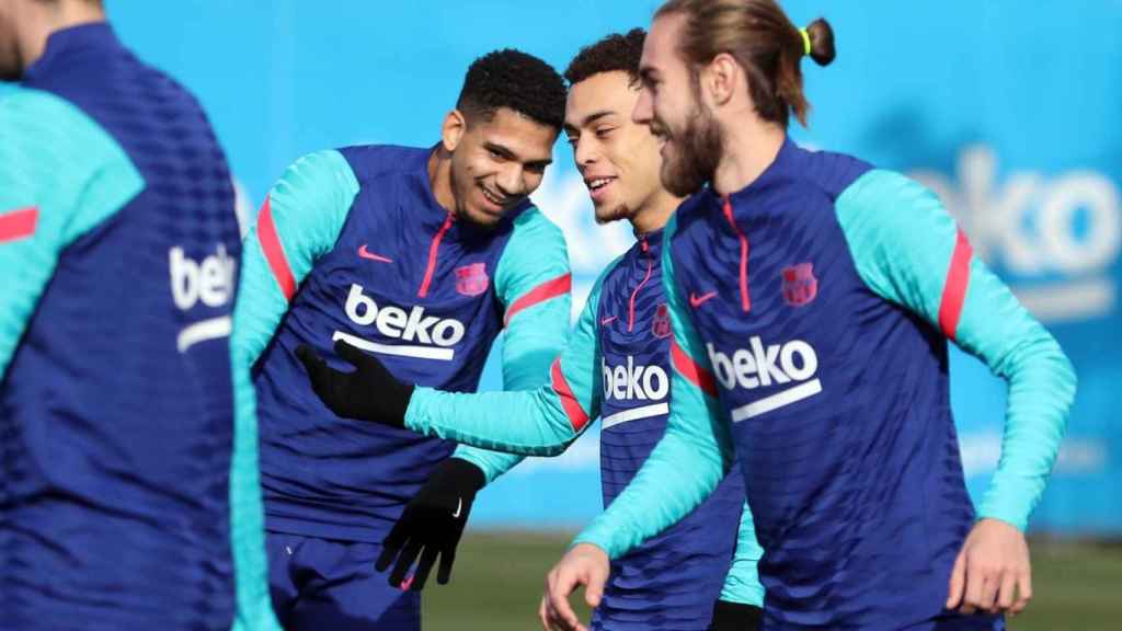 Sergiño Dest, con Araujo y Mingueza en un entrenamiento del Barça