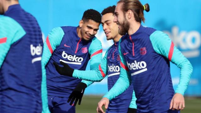 Sergiño Dest, con Araujo y Mingueza en un entrenamiento del Barça / FCB