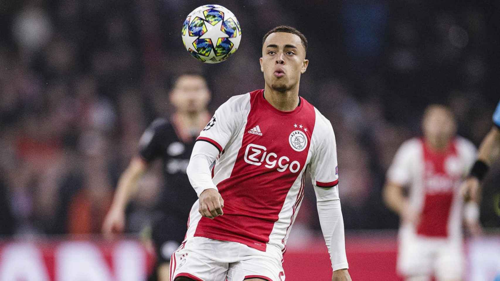 Sergiño Dest jugando con el Ajax en Champions / Redes