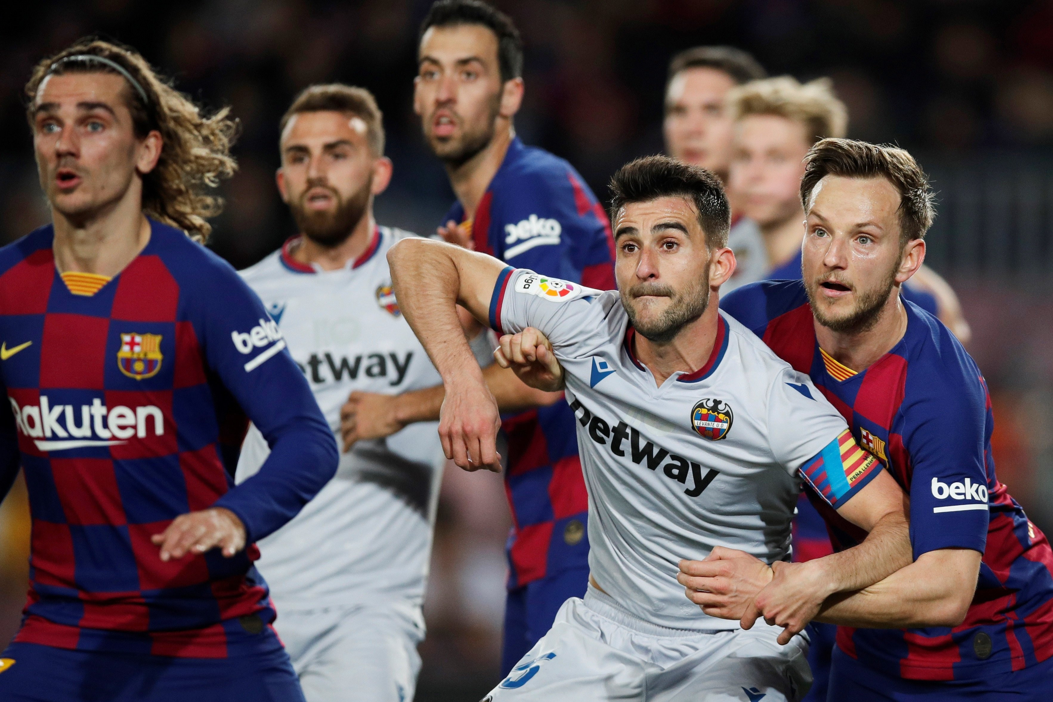 Rakitic, Griezmann y Busquets, en una acción defensiva del Barça-Levante / EFE