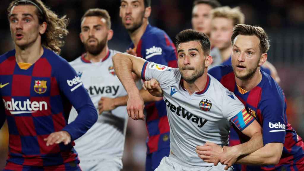 Rakitic, Griezmann y Busquets, en una acción defensiva del Barça-Levante / EFE