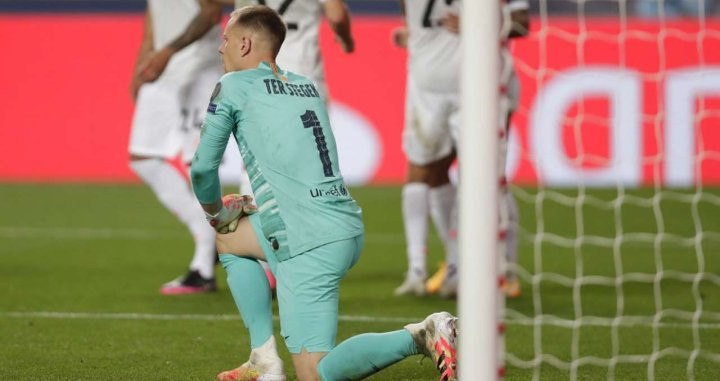 Ter Stegen, cabizbajo tras recibir un gol del Bayern | EFE