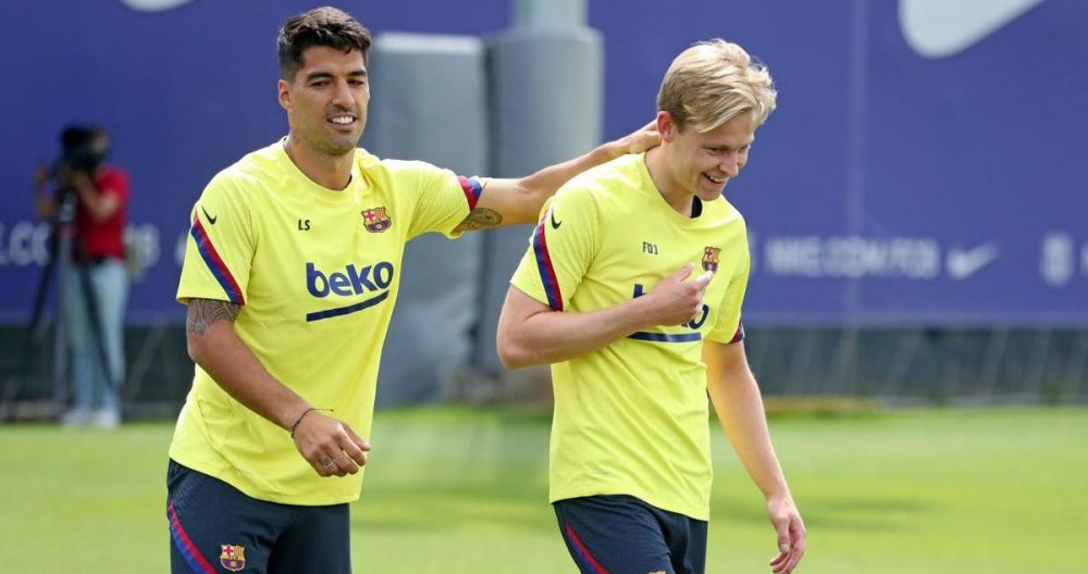 Luis Suárez bromeando con De Jong /FCB