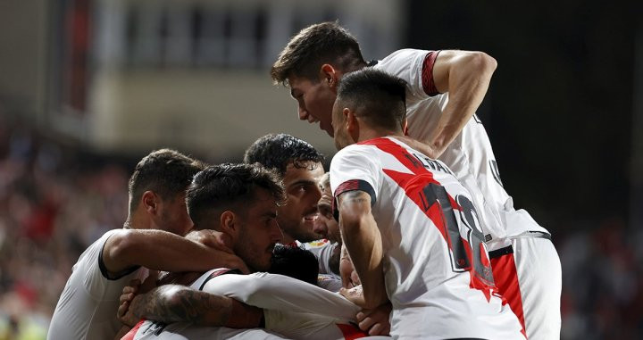 La euforia del Rayo Vallecano tras derrotar por la mínima al Barça / EFE