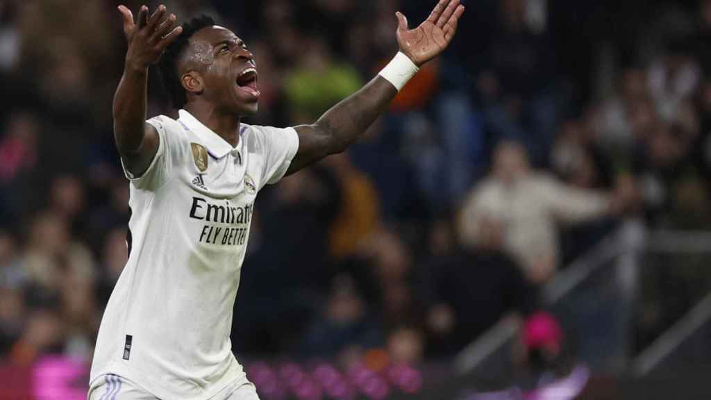 El show de Vinicius: gritos y aspavientos tras ver la tarjeta amarilla en el clásico / EFE