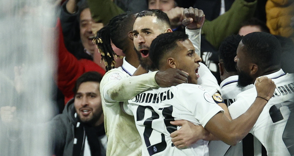 El abrazo de los futbolistas del Real Madrid, tras ganar al Atlético en la Copa / EFE