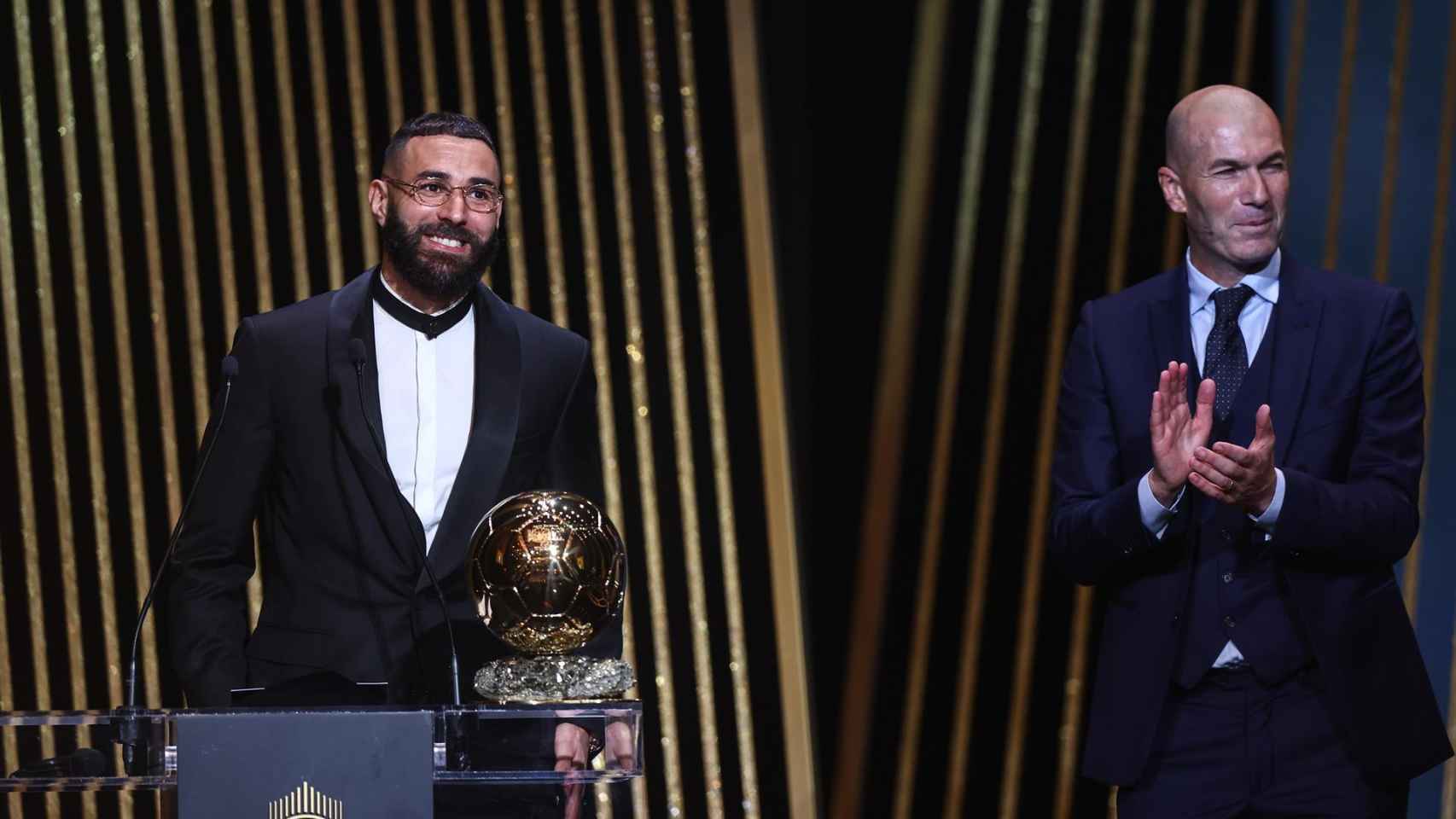 Zinedine Zidane entrega el Balón de Oro 2022-23 a Karim Benzema / EFE