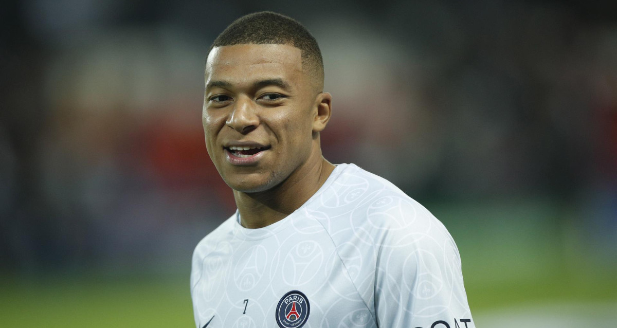 Kylian Mbappé sonríe en la previa del PSG Benfica / EFE