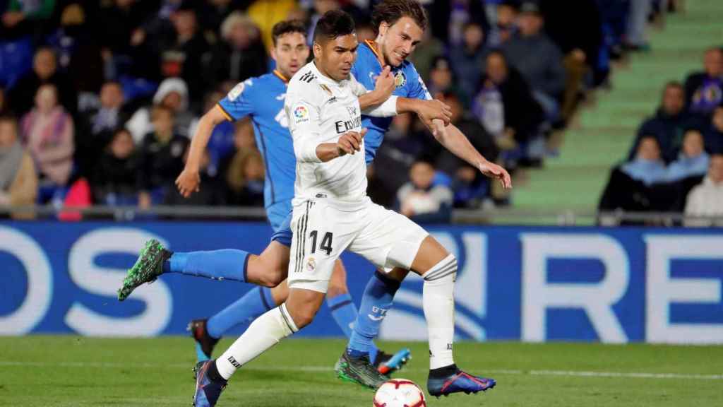 Casemiro protege un balón en el duelo frente al Getafe / EFE