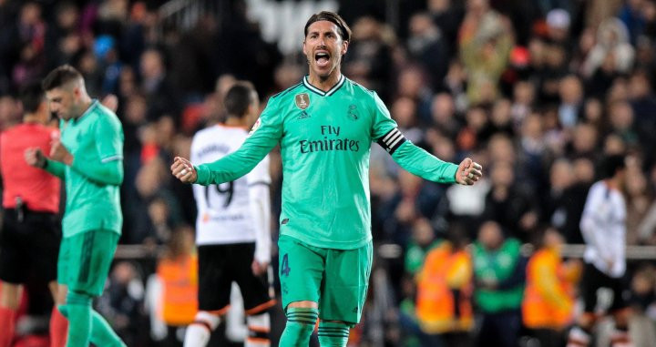 Sergio Ramos celebrando por todo lo alto el empate del Valencia / EFE