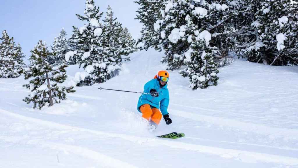 Un esquiador desciende por una de las pistas de Baqueira Beret, que pretenden atraer los Juegos Olímpicos (JJOO) de Invierno / BB