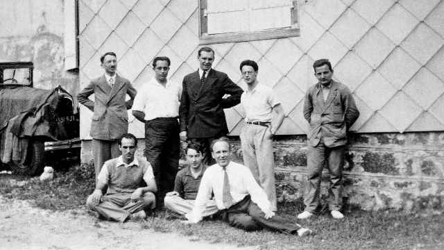 Foto de familia del grupo Bourbaki donde aparecen Henri Cartan,  André Weil y Szolem Mandelbrojt, entre otros