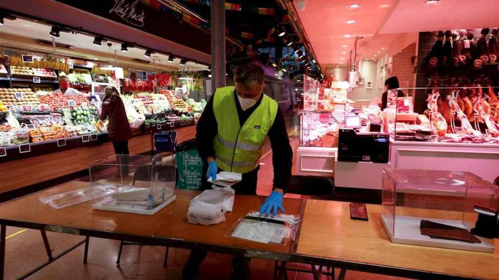 Acabó el debate: imagen de una mesa electoral para el 14F ya montada en el mercado de El Ninot de Barcelona / EFE