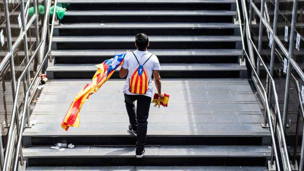 Un hombre con una estelada en una manifiestación a favor de los presos del 1-O / EP