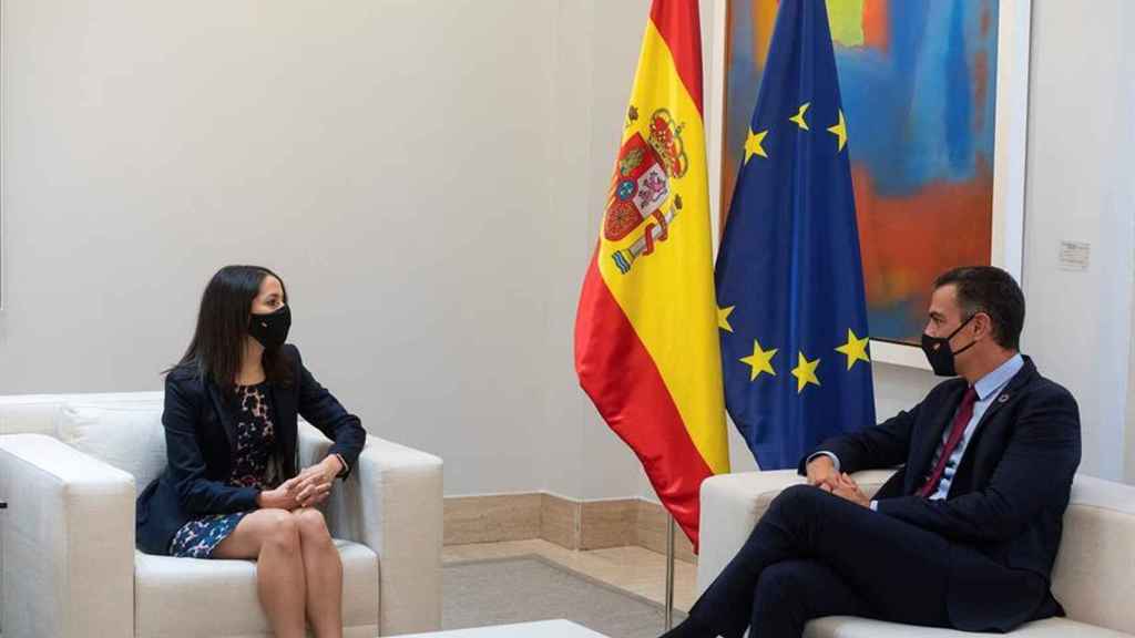 Inés Arrimadas, líder de Ciudadanos, junto al presidente español Pedro Sánchez