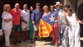 Pilar Rahola, posando junto a Puigdemont y otros amigos en una de sus fiestas de Cadaqués / @RaholaOficial (TWITTER)